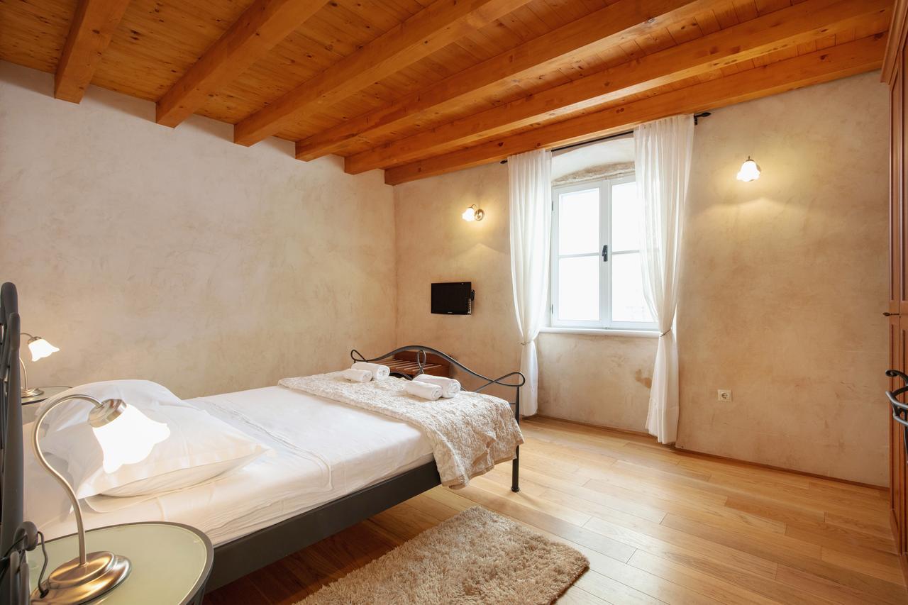 Villa Mama - Traditional Apartments In Omis, Free Parking エクステリア 写真