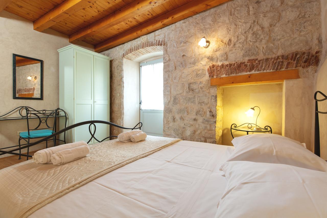Villa Mama - Traditional Apartments In Omis, Free Parking エクステリア 写真