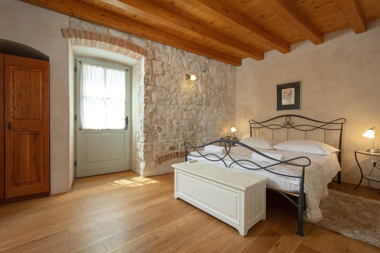 Villa Mama - Traditional Apartments In Omis, Free Parking エクステリア 写真