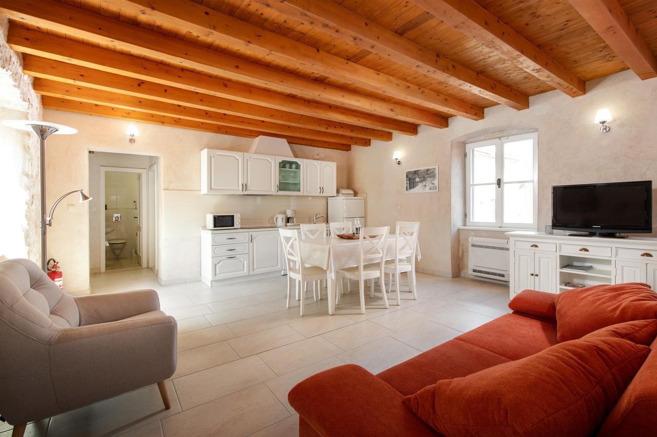 Villa Mama - Traditional Apartments In Omis, Free Parking エクステリア 写真