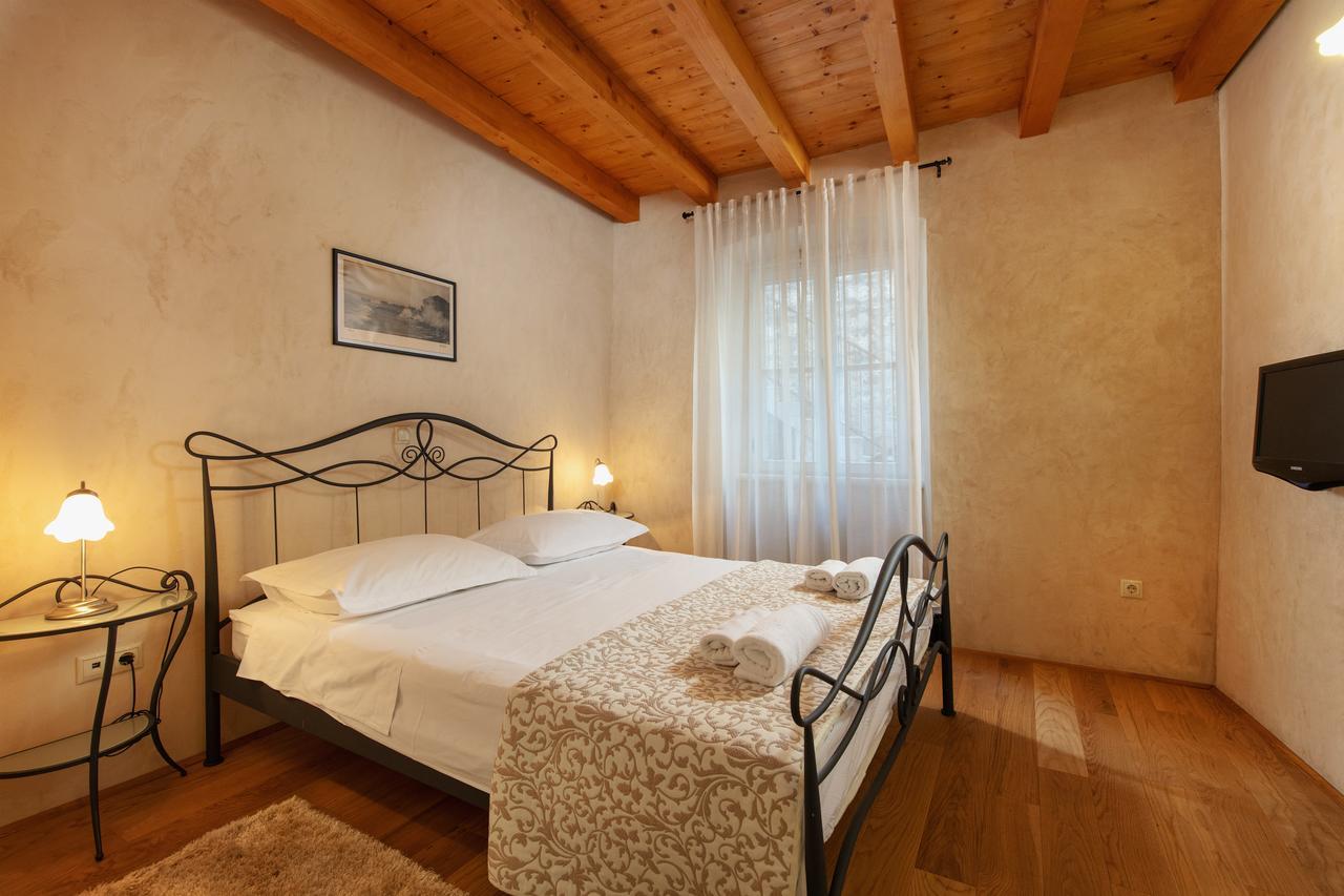 Villa Mama - Traditional Apartments In Omis, Free Parking エクステリア 写真