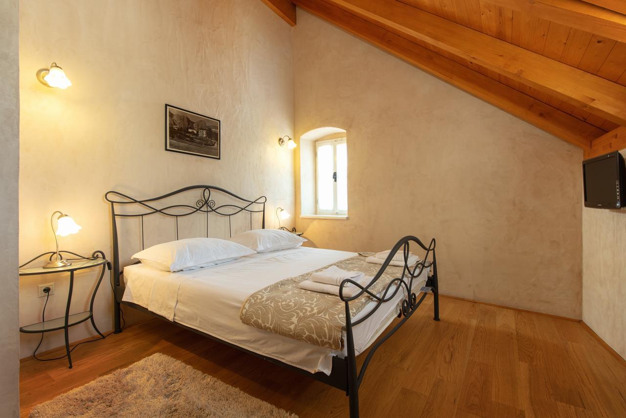 Villa Mama - Traditional Apartments In Omis, Free Parking エクステリア 写真