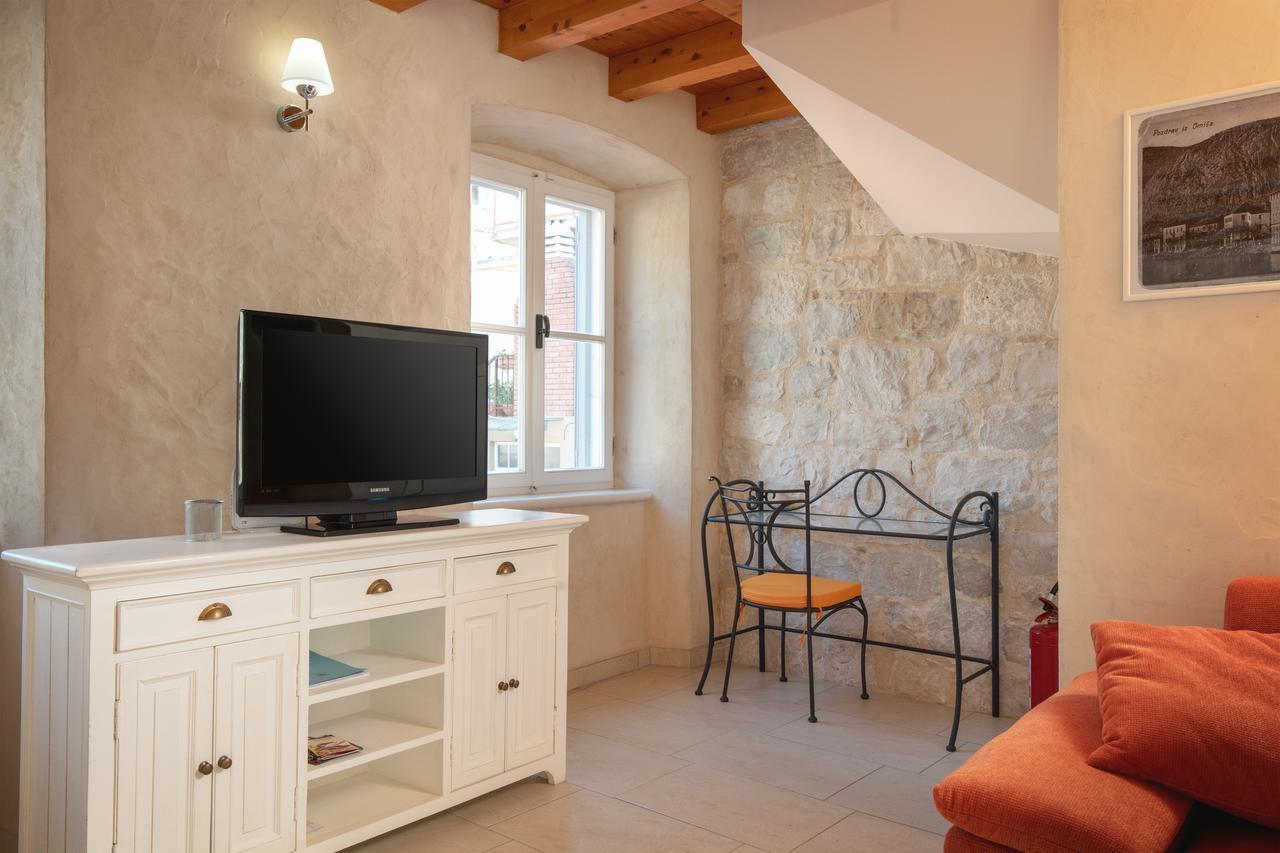 Villa Mama - Traditional Apartments In Omis, Free Parking エクステリア 写真