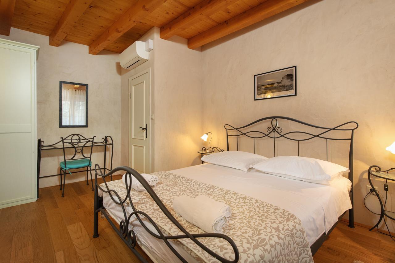 Villa Mama - Traditional Apartments In Omis, Free Parking エクステリア 写真