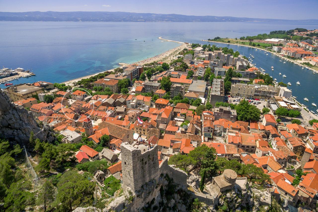 Villa Mama - Traditional Apartments In Omis, Free Parking エクステリア 写真